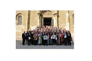 Große Gruppe von Unternehmensvertretern mit Urkunden vor der Residenzkirche München bei der Ehrung des Umweltpakts Bayern.
