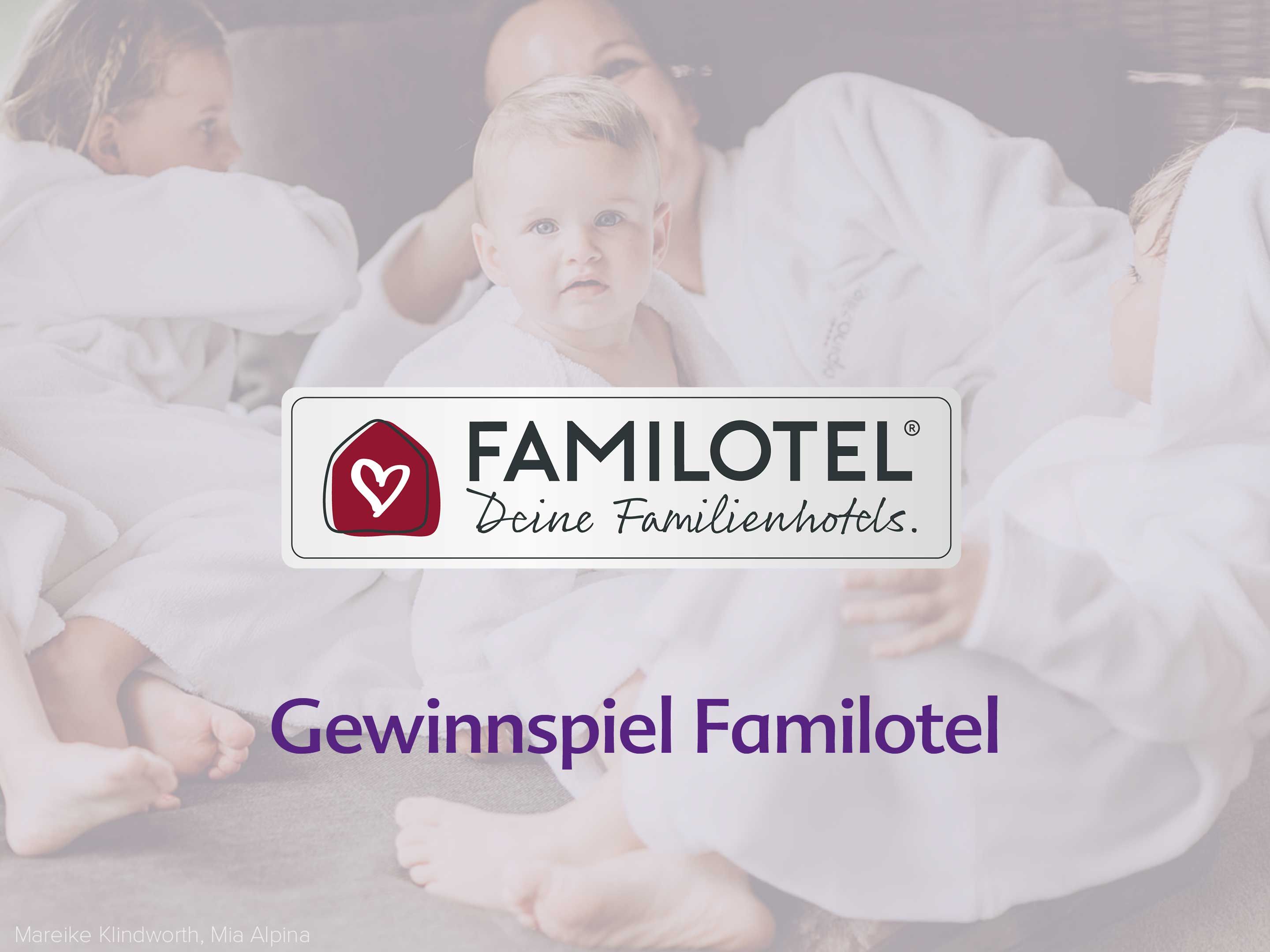 Familie kuschelt im Bett mit Baby, dazu Familotel-Logo und Schriftzug „Gewinnspiel Familotel“
