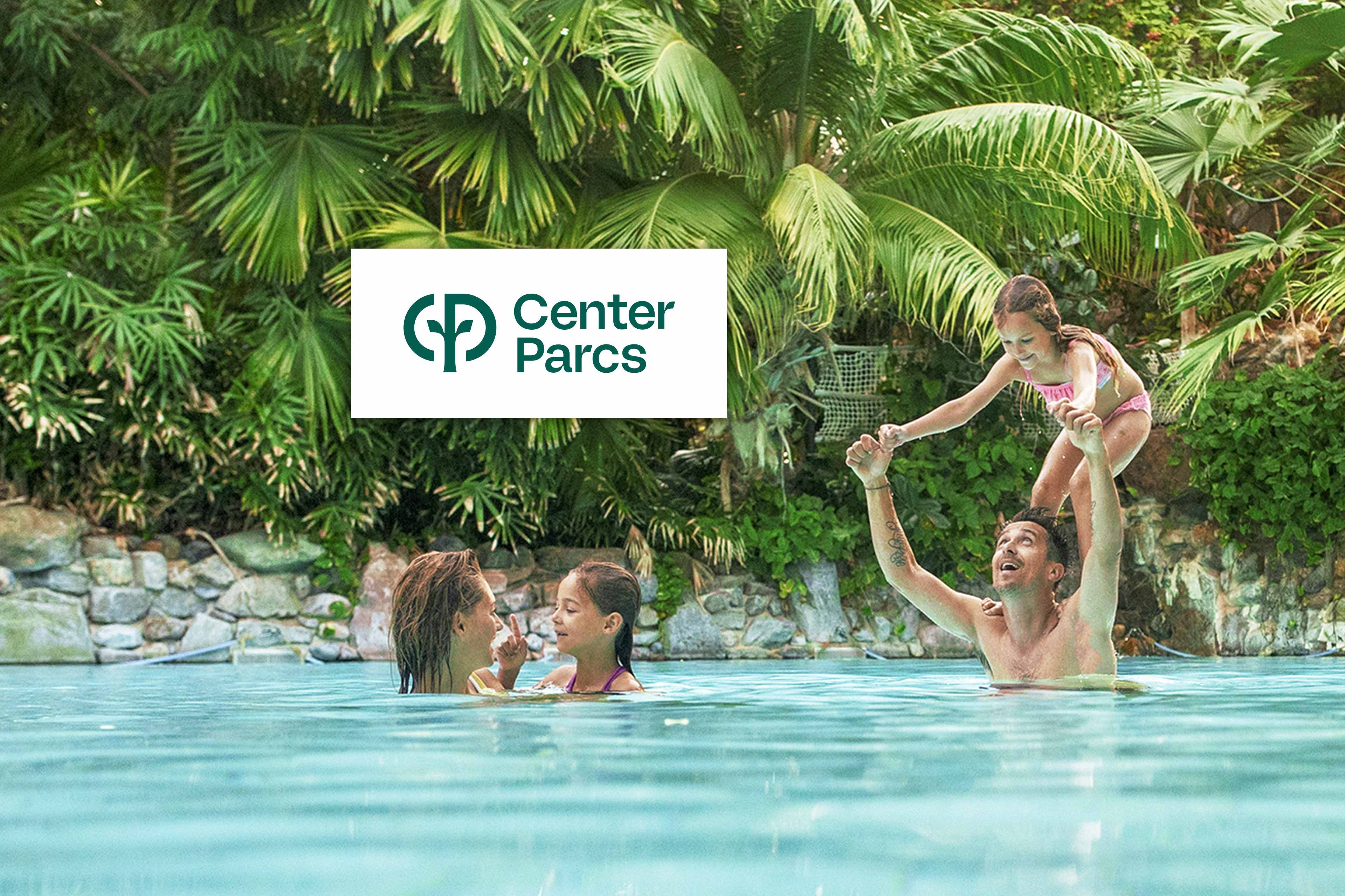 Eine Familie genießt einen Pool in einer tropischen Umgebung, mit einem Werbebanner, das bis zu 30 % Rabatt auf Rabatte anbietet.