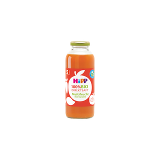 HiPP 100% Bio Direktsaft Multifrucht mit Karotte in Glasflasche mit orangefarbenem Saft auf weißem Hintergrund
