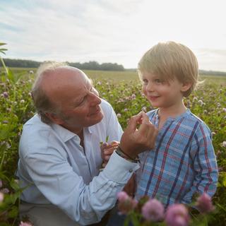 Stefan Hipp mit seinem Sohn auf einem Feld