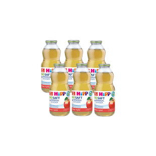 Sechserpack HiPP Bio Saft + Mineralwasser, milder Apfel, 6 x 0,5 l Glasflaschen auf schwarzem Hintergrund