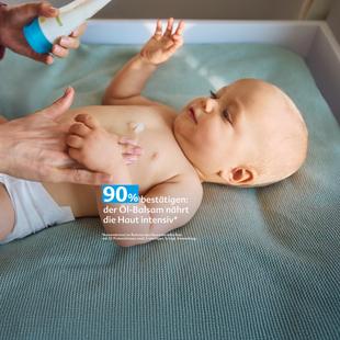 Baby auf Wickelauflage, dessen Bauch mit HiPP HOCHVERTRÄGLICH Öl-Balsam eingecremt wird, Text: „90 % bestätigen: nährt intensiv“