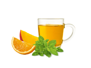 Ein Glas mit gelblicher Flüssigkeit, eine Mangoscheibe, eine Orangenscheibe und ein Bündel Minzblätter.