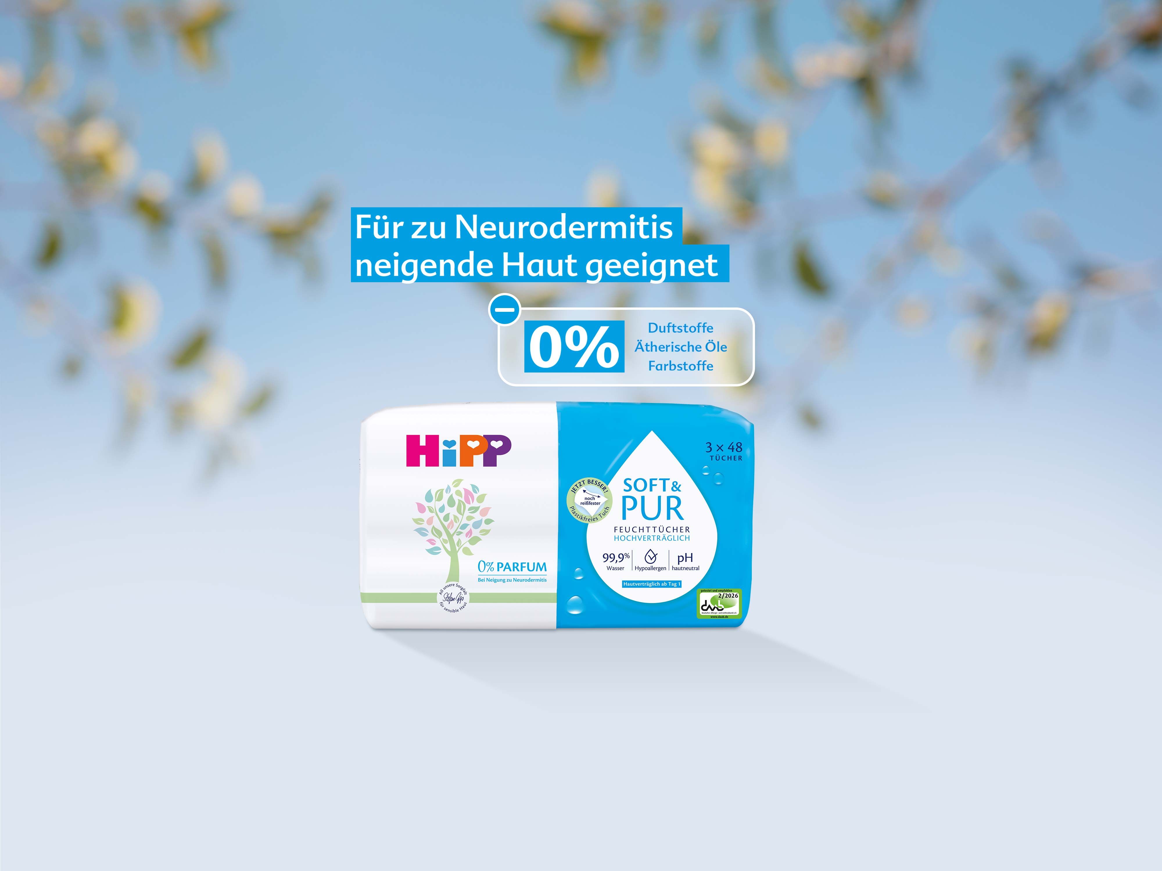 Verpackung von HiPP Soft & Pur Feuchttüchern vor unscharfem Hintergrund mit Text 'Für zu Neurodermitis neigende Haut geeignet 0% Duftstoffe Ätherische Öle Farbstoffe'