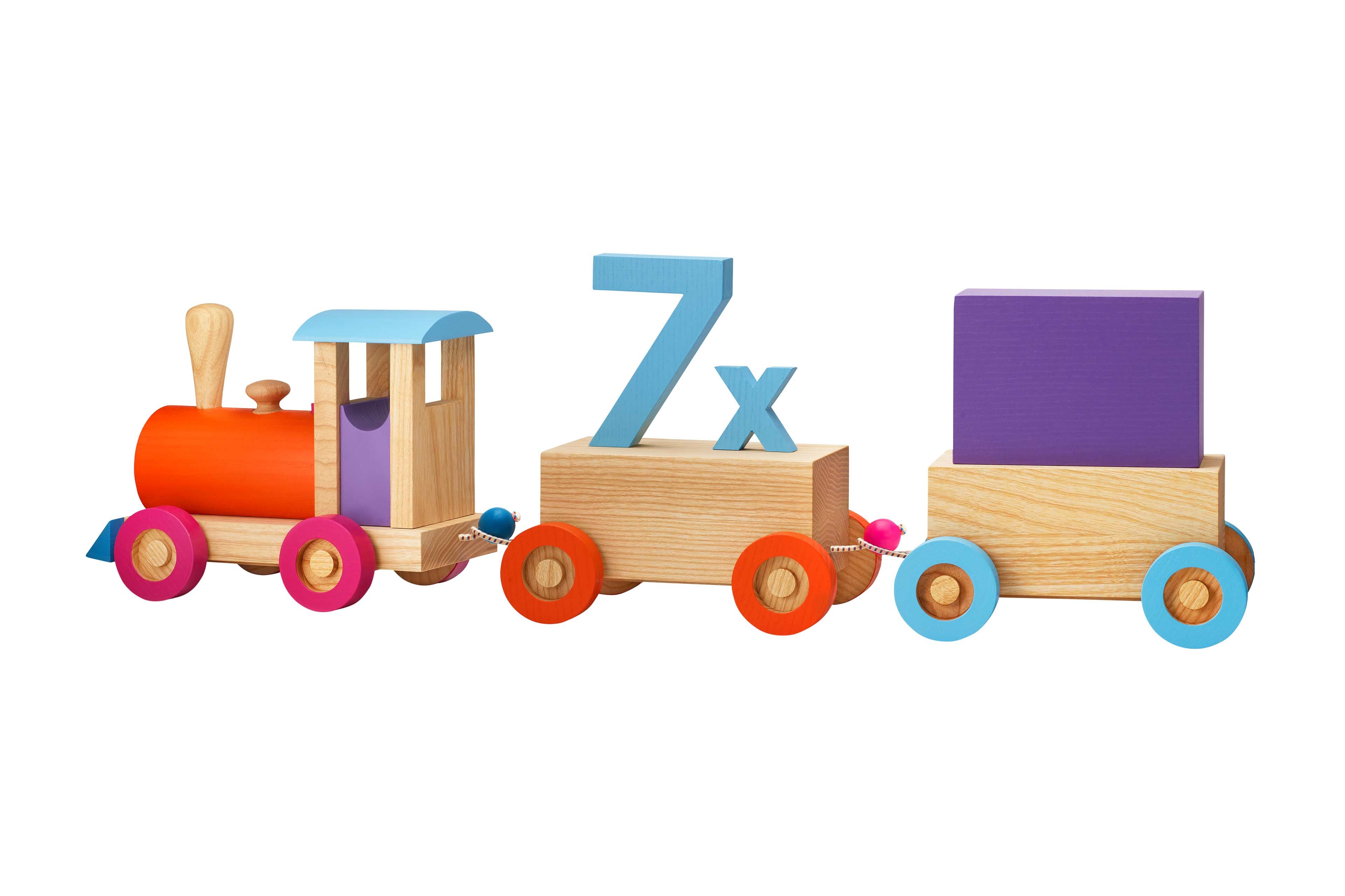 Eine bunte Spielzeugeisenbahn aus Holz mit einer Lokomotive, zwei Waggons und der Nummer "7" auf einem der Waggons.