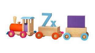 Eine bunte Spielzeugeisenbahn aus Holz mit einer Lokomotive, zwei Waggons und der Nummer "7" auf einem der Waggons.