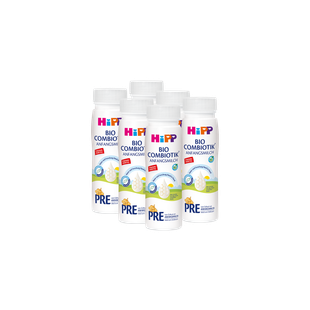 Sechserpack 200-ml-Fläschchen HiPP Bio Combiotik Anfangsmilch PRE vor schwarzem Hintergrund angeordnet