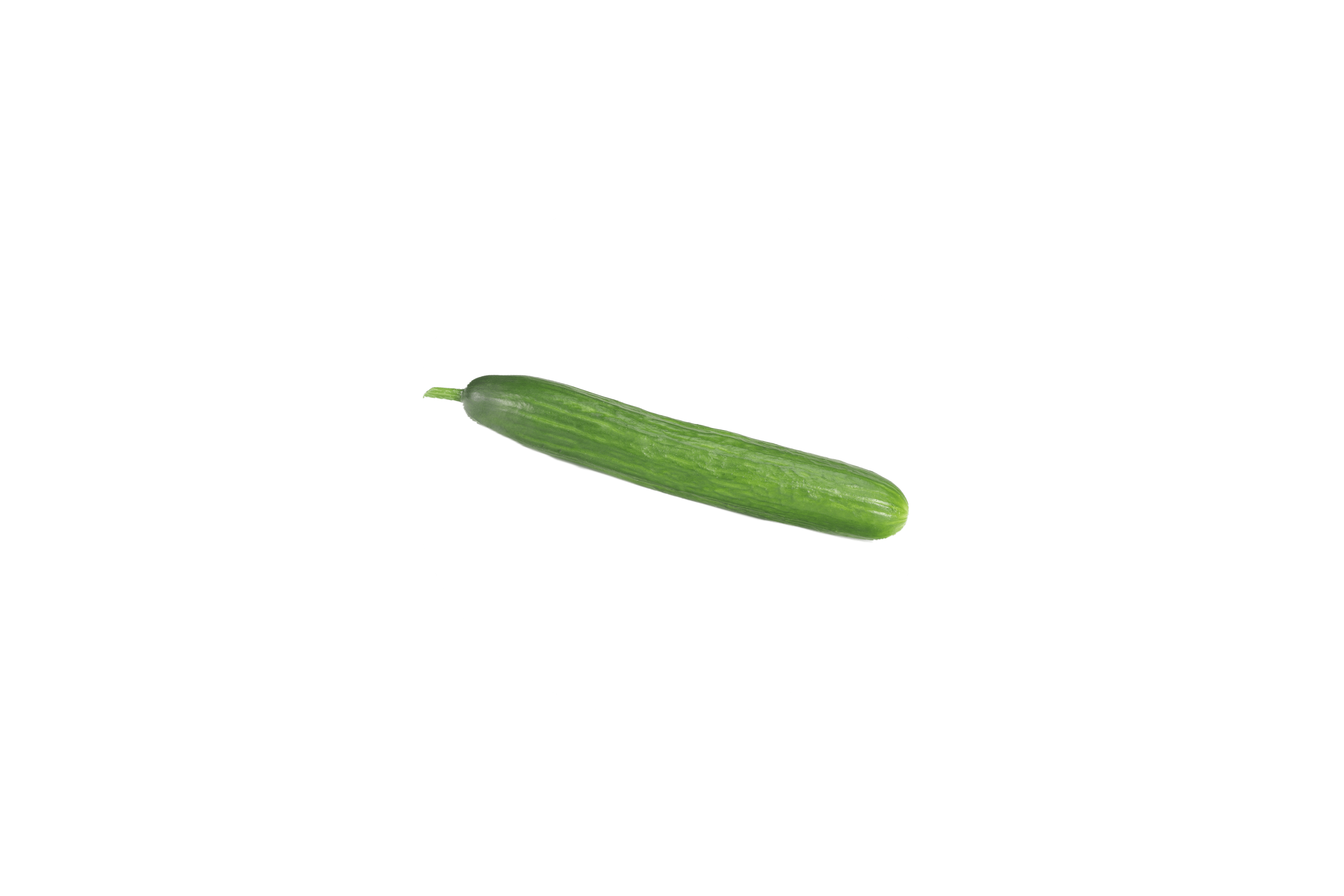 Eine lange, grüne Gurke.