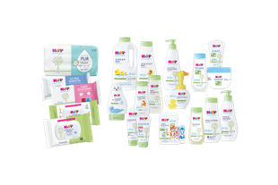 Verschiedene HiPP Babysanft Pflegeprodukte und Feuchttücher für sensible Babyhaut in einer Produktübersicht angeordnet.