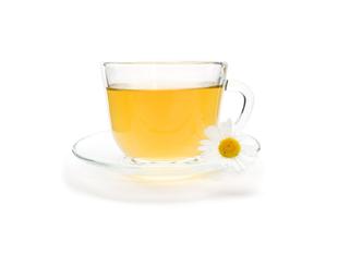 Ein klarer Glasbecher, gefüllt mit einer gelblichen Flüssigkeit, begleitet von einer weißen Gänseblümchenblüte.