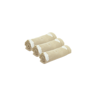 3 beige, gerollte Baby-Tücher aus 100 % Bio-Baumwolle (50x50 cm) mit eingewebtem Sonnenmotiv, nebeneinander liegend