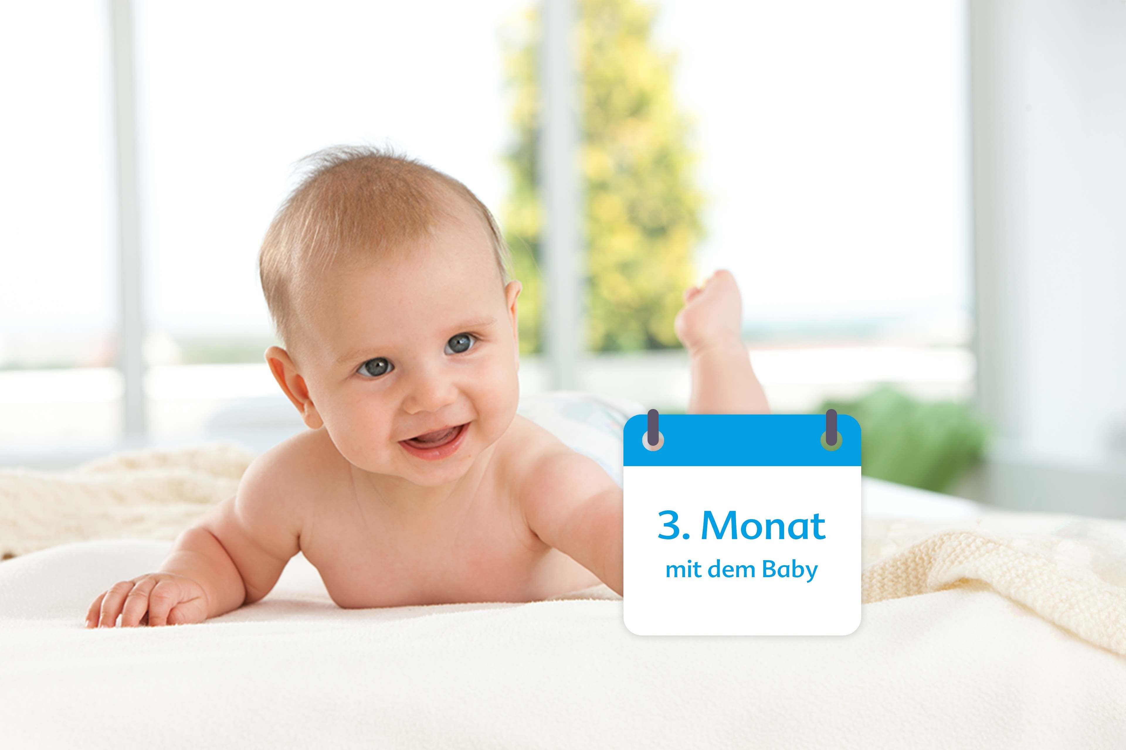 Ein vermutlich 3 Monate altes Baby liegt mit einem fröhlichen Gesichtsausdruck auf einem Bett, daneben ein Kalender mit der Aufschrift "3. Monat mit dem Baby".