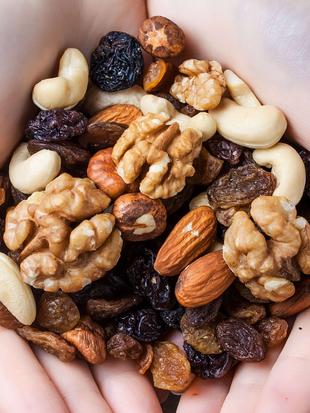 Eine Vielzahl von Nüssen, darunter Mandeln, Walnüsse und Cashews, die auf einem Haufen angeordnet sind.