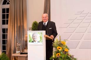 Prof. Dr. Claus Hipp hält im Aachener Quellenhof eine Dankesrede zum Unternehmerpreis des Business Clubs Aachen-Maastricht.