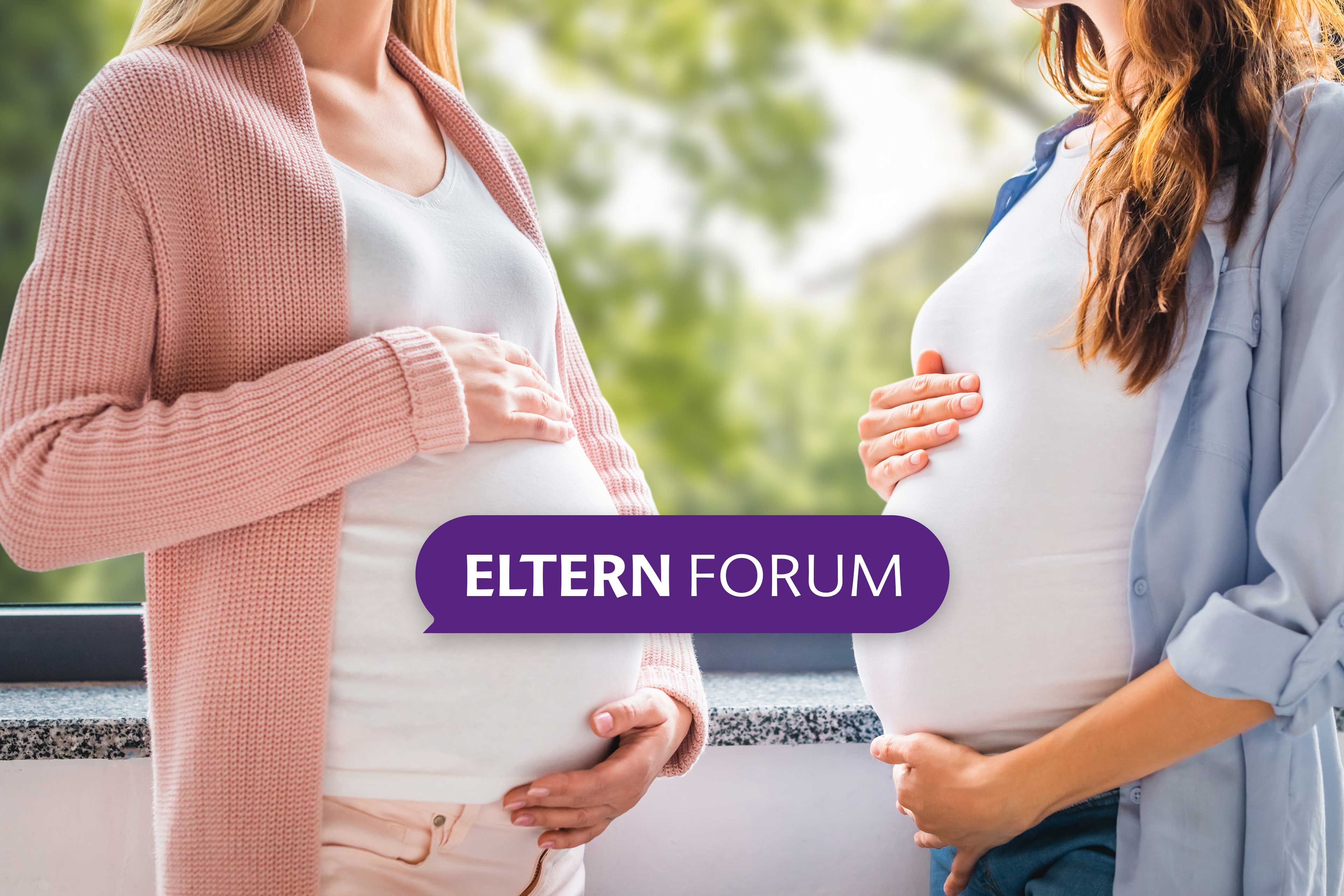Zwei schwangere Frauen stehen sich gegenüber und halten ihre Babybäuche