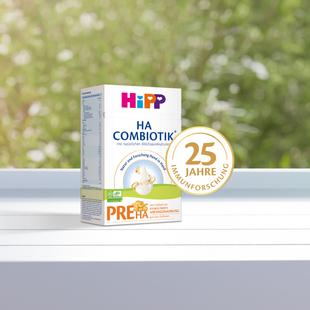 Packung HiPP HA Combiotik PRE mit Siegel "25 Jahre Immunforschung" vor unscharf grünem Hintergrund