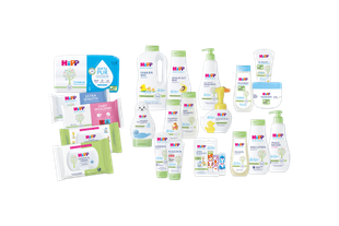 Verschiedene HiPP Babysanft Pflegeprodukte und Feuchttücher für sensible Babyhaut in einer Produktübersicht angeordnet.