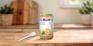 HiPP Bio Pasta à la Carbonara im 250-g-Glas mit Löffel auf einem Holztisch