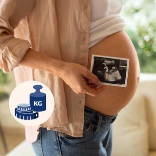Eine Frau in entspannter Haltung, die sich den Bauch hält, mit einer Abbildung eines Gewichts und eines Maßbandes neben ihr.