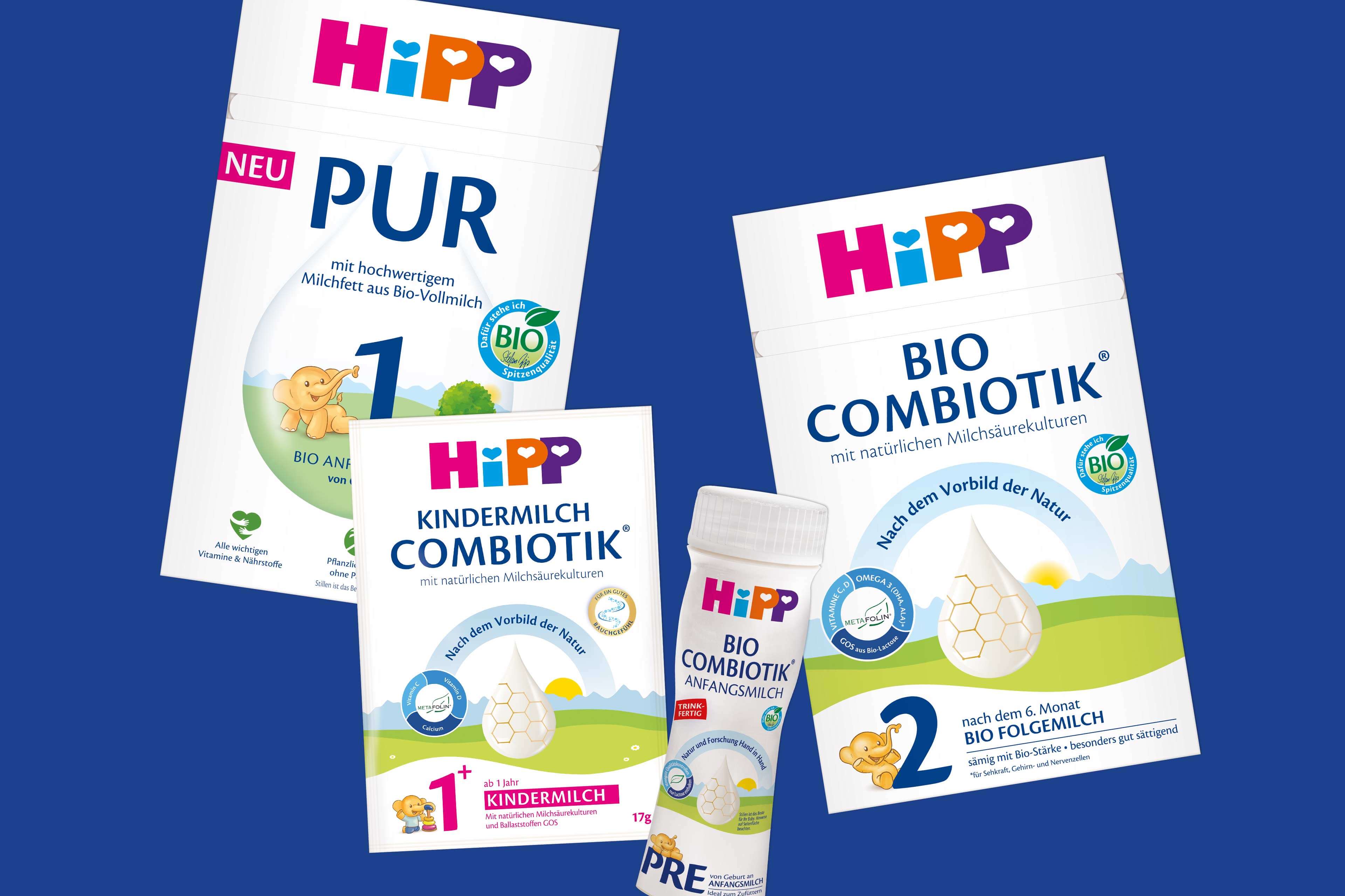 Vier verschiedene HiPP-Milchnahrungsprodukte mit buntem HiPP-Logo und Produktnamen auf weißem Hintergrund