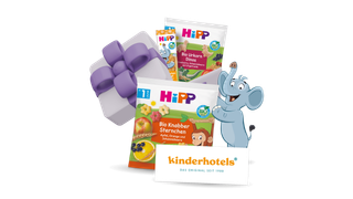 Gewinnspielmotiv mit HiPP Bio-Snackpaket, Geschenkbox mit lila Schleife, Kinderhotels-Gutschein und fröhlichem Elefantenmaskottchen