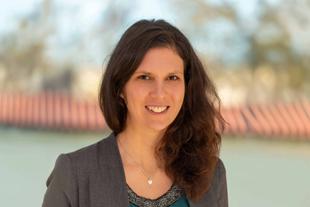 Martina, freundlich lächelnde Ernährungswissenschaftlerin im HiPP Muttermilchforschungsteam, Porträt vor unscharfem Hintergrund