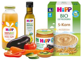 Verschiedene Bio-Babynahrungsprodukte der Marke "Hipp", darunter ein 5-Korn-Brei, ein Gemüsepüree, ein Zucchinipüree und ein Karottenpüree.