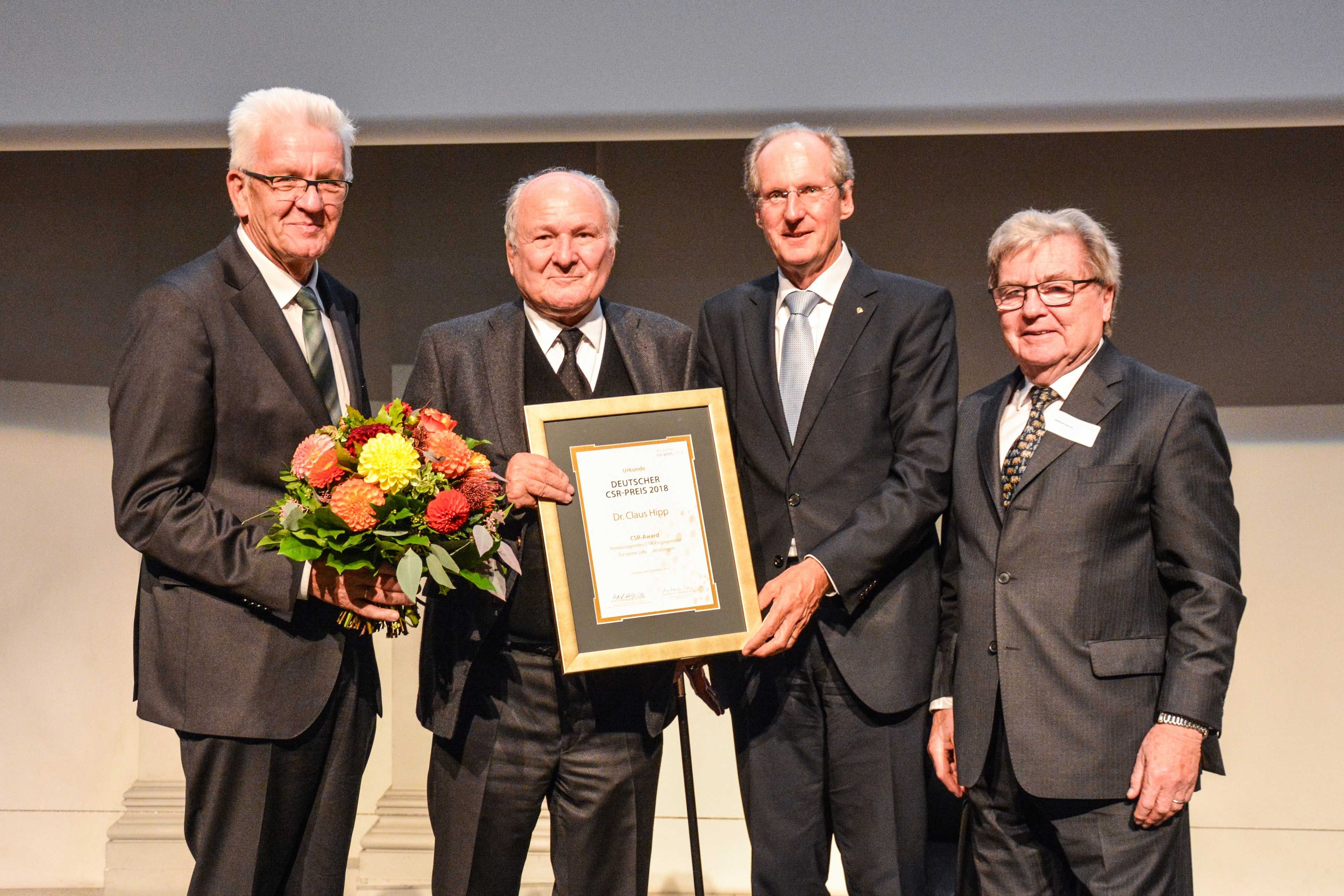 Winfried Kretschmann, Ministerpräsident von Baden-Württemberg; Prof. Dr. Claus Hipp, persönlich haftender Gesellschafter der HiPP Gruppe; Prof. Dr. Wolfgang Schuster, Jury-Leitung des Deutschen CSR-Preises; Prof. Dr. h.c. Matthias Kleinert, Ehrenvorsitzender des Deutschen CSR-Forums.