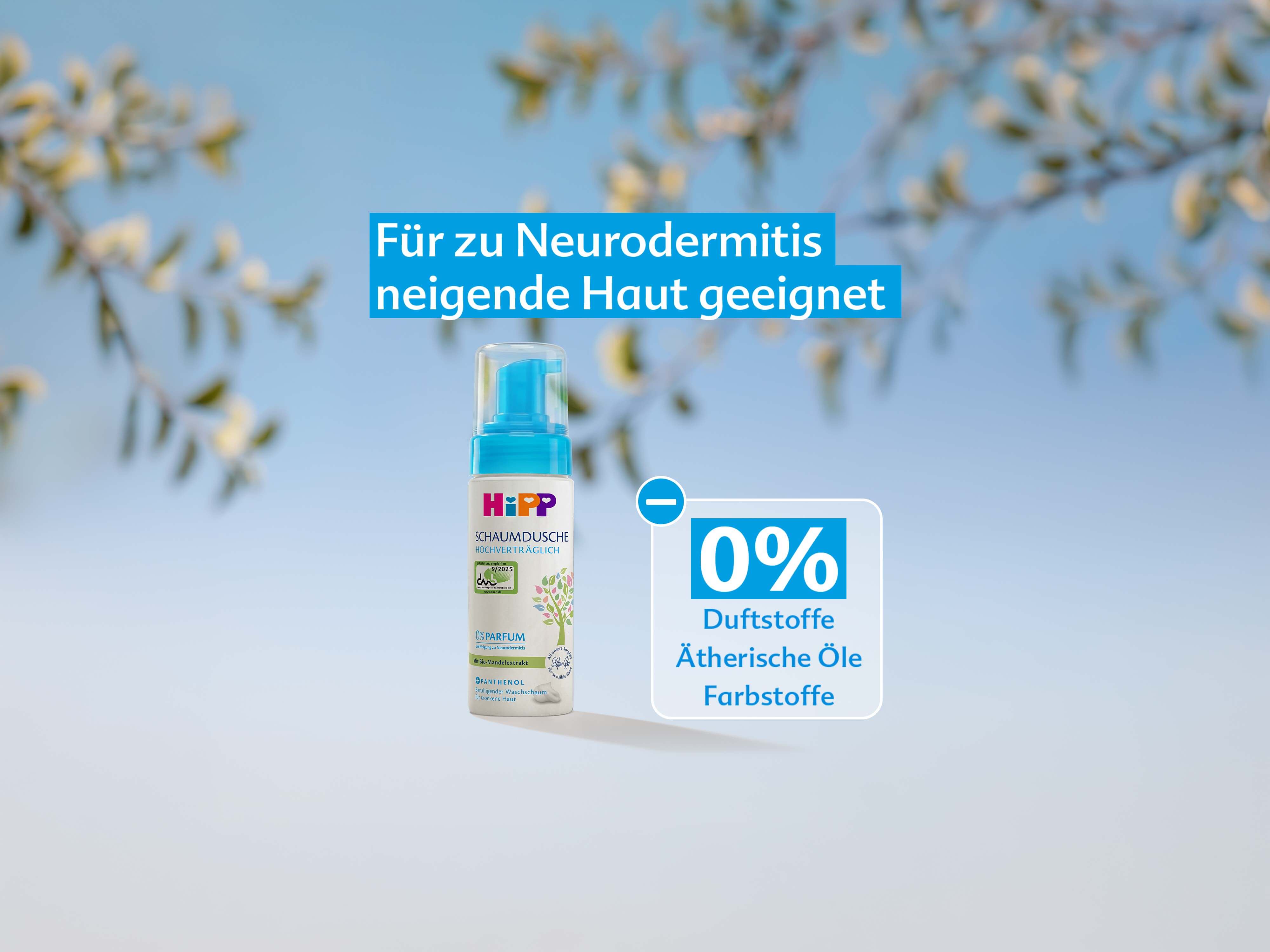 Flasche HiPP Schaumdusche mit Text 'Für zu Neurodermitis neigende Haut geeignet' und Hinweis '0% Duftstoffe Ätherische Öle Farbstoffe' vor unscharfem Hintergrund mit Pflanzenzweigen