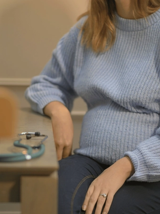 Pregnant mum discussing allergies with doctor