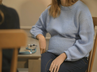 Pregnant mum discussing allergies with doctor