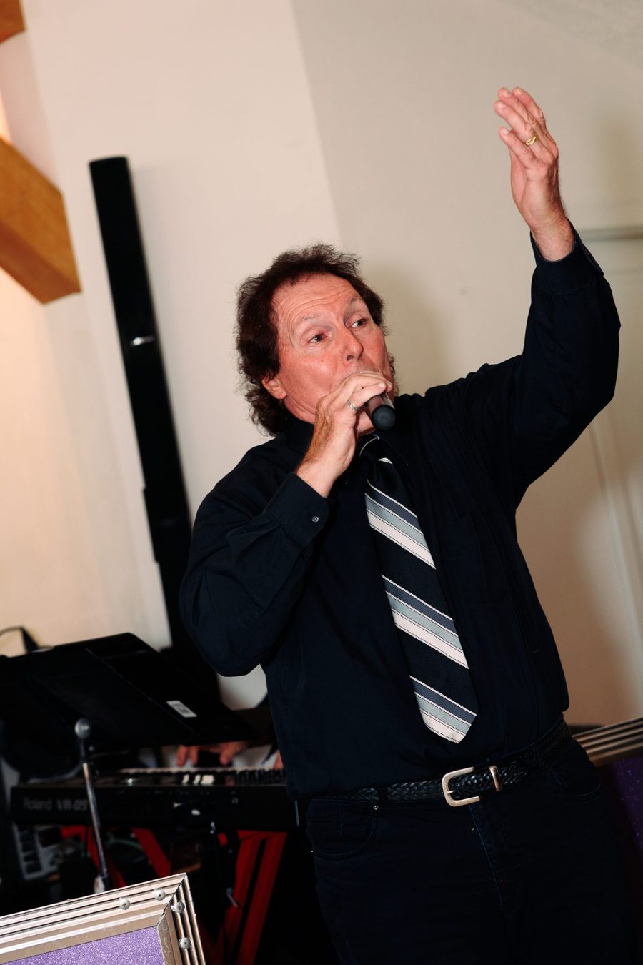 A guest sings with the band