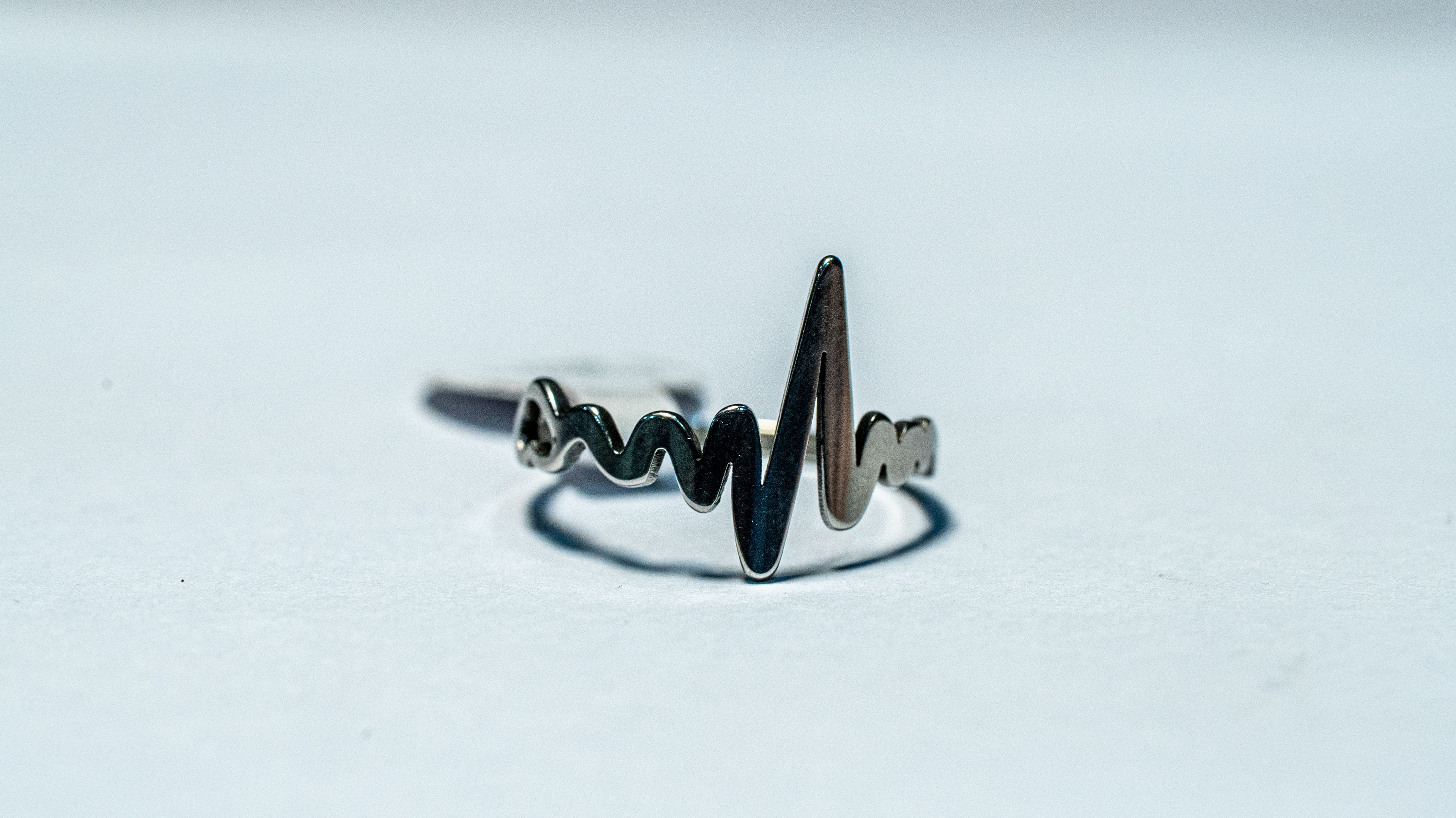 Heartbeat Line Ring + Emerald Fan Pendant Necklace + Silver Hexagon Link Bracelet Bundle