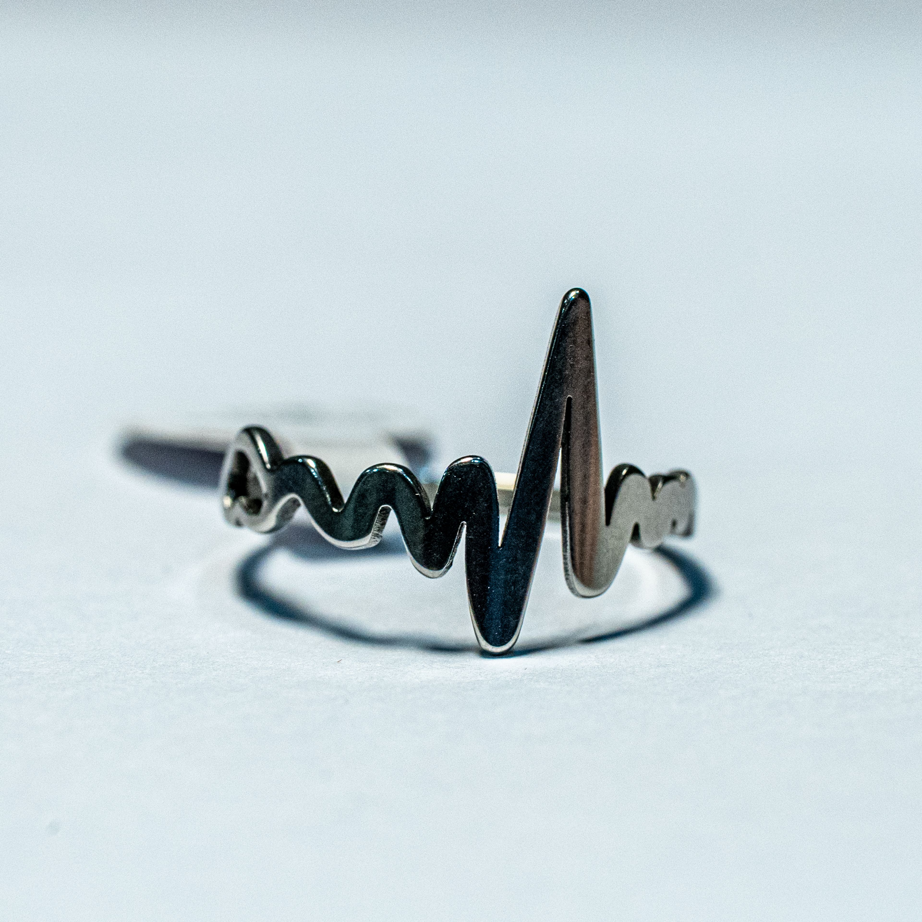 Heartbeat Line Ring + Emerald Fan Pendant Necklace + Silver Hexagon Link Bracelet Bundle
