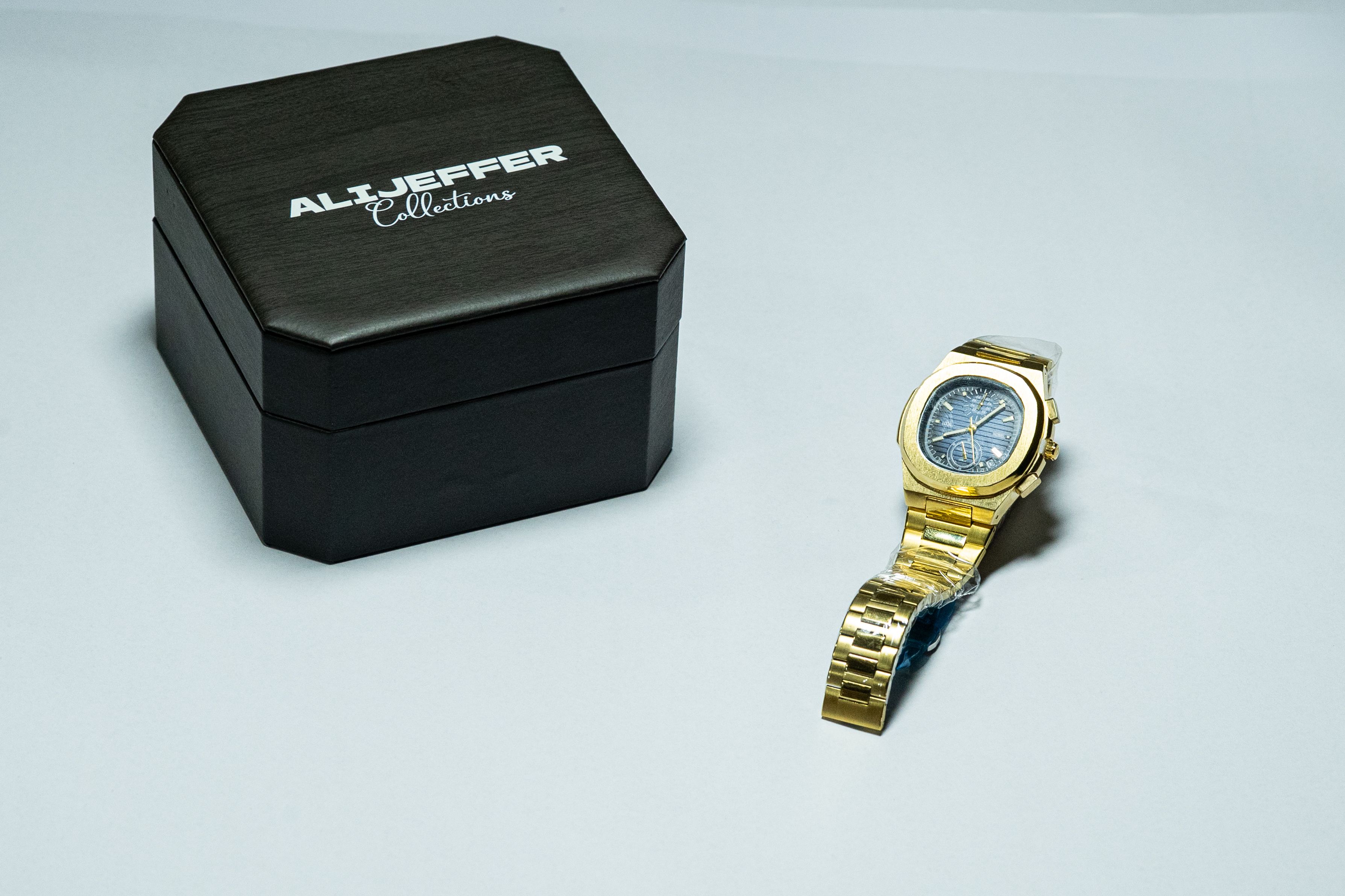  Patek.Philippe Nautilus Dual Time Gold thumbnail 2
