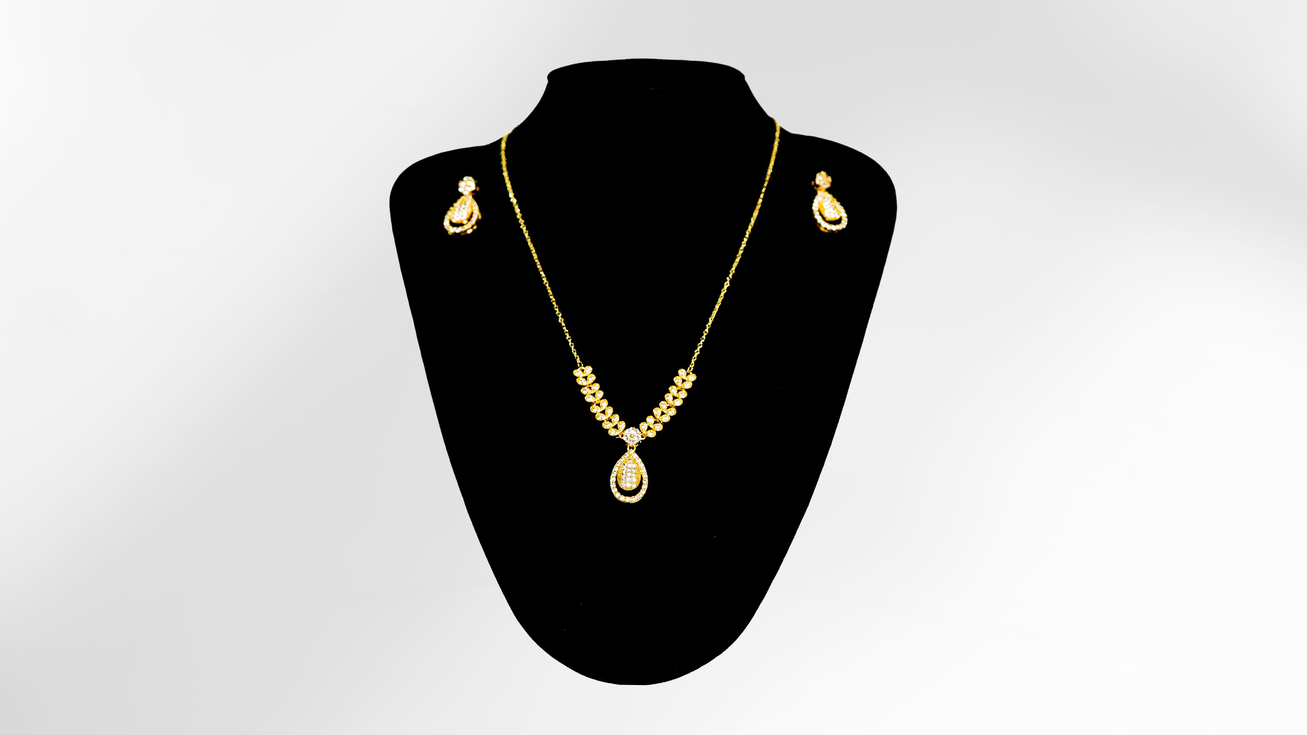 Golden Teardrop Necklace and Earring Set