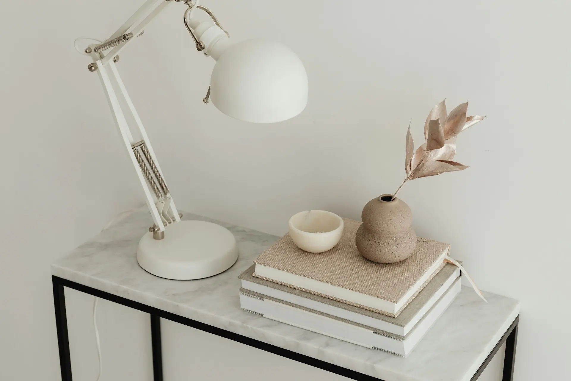 How to Become a Minimalist: A Clear Guide