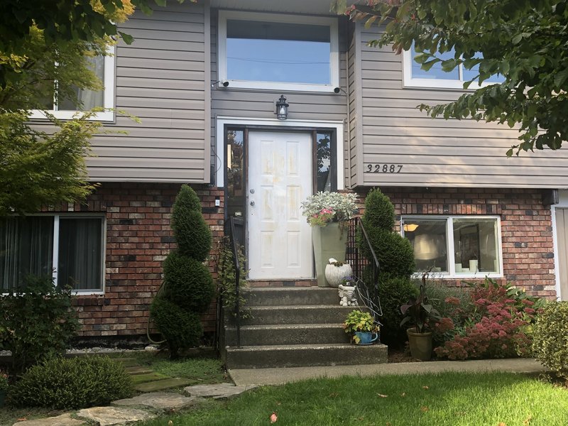 Second view of a finished fiberglass entry door replacement