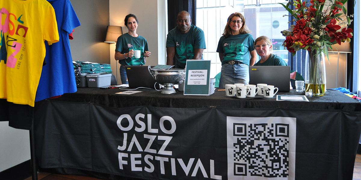 Bilde av frivillige i festivalresepsjonen