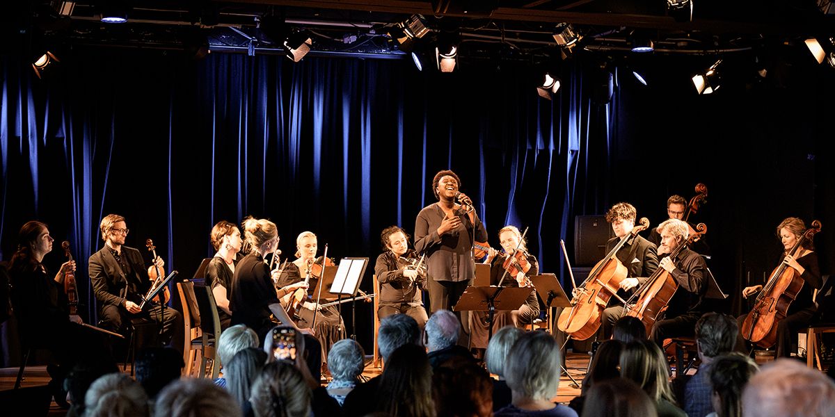 Bilde av Rohey Taalah og Trondheimsolistene på scenen