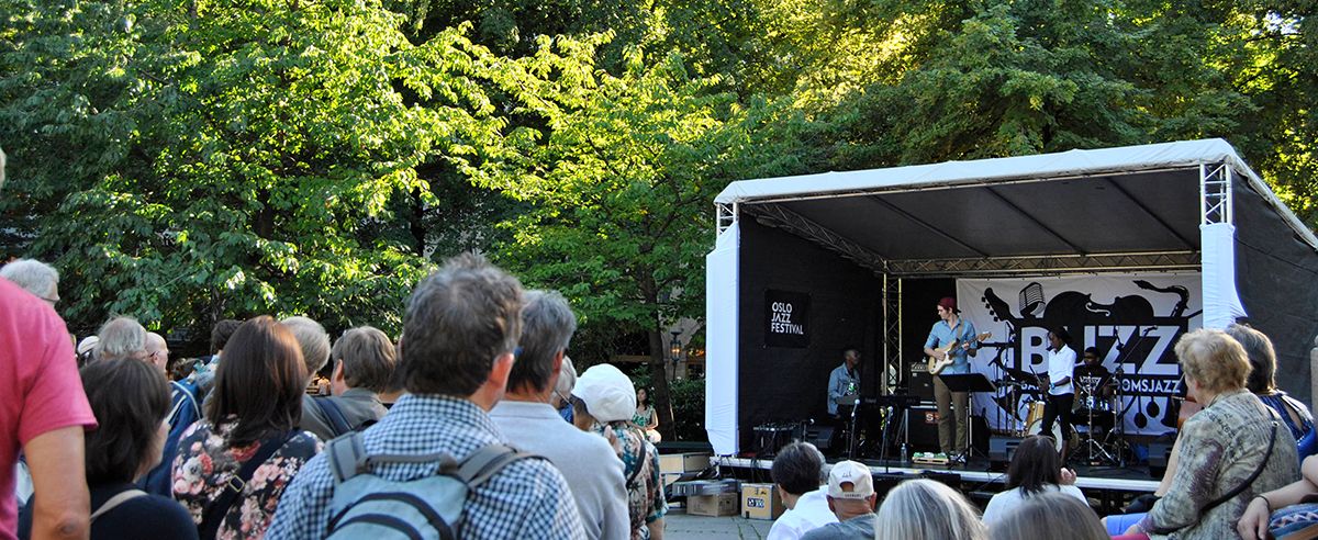 Bilde av konsert utendørs i Spikersuppa