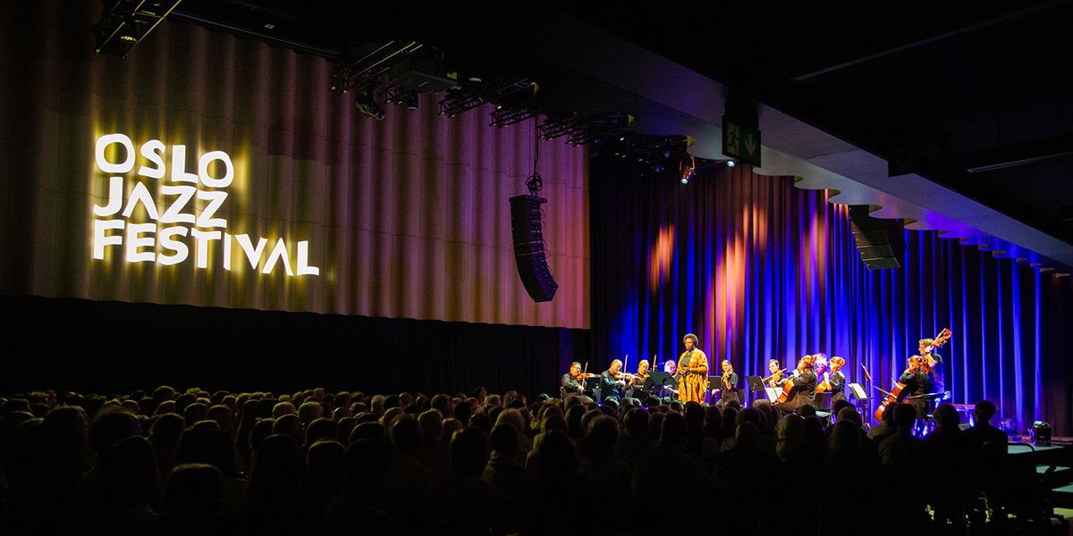 Bilde av Rohey Taalah og Trondheimsolistene på scenen
