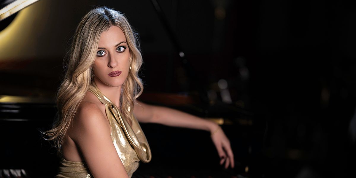 Bilde av Francesca Tandoi sittende ved piano