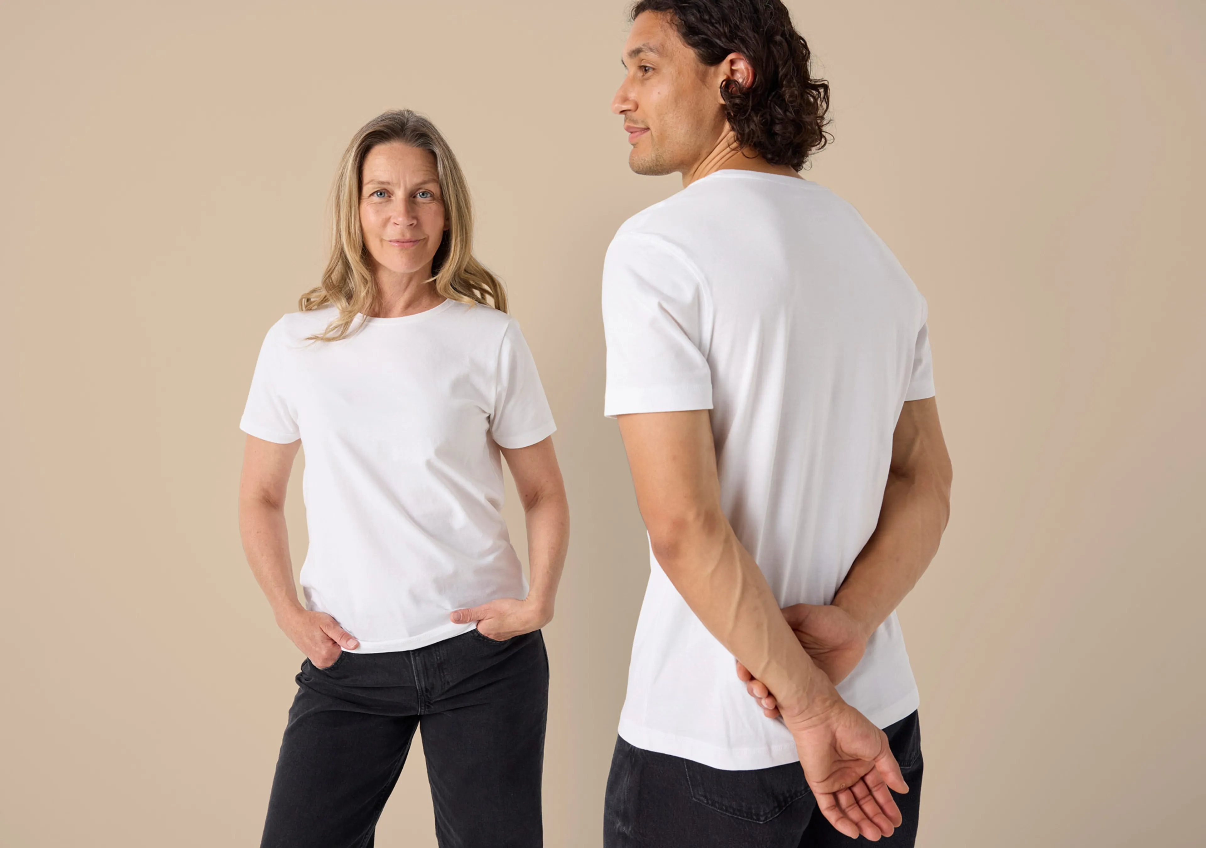 Kvinna i vit t-shirt bredvid man som också bär vit t-shirt från Newbody