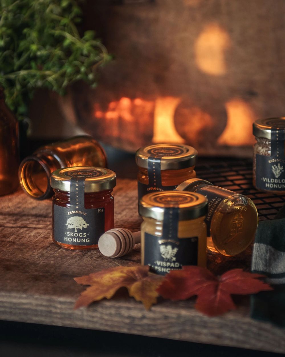 Honungsburkar på en bänk med höstig rekvisita
