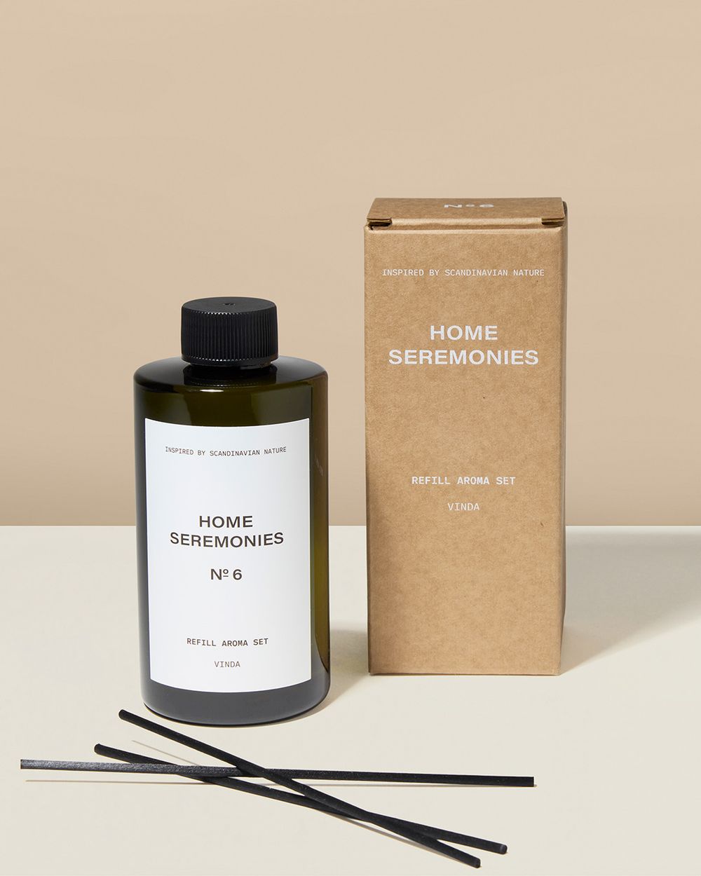 Mörkgrön refillflaska med vit etikett och 6 svarta doftpinnar. För påfyllning av diffuser Aroma Set Vinda