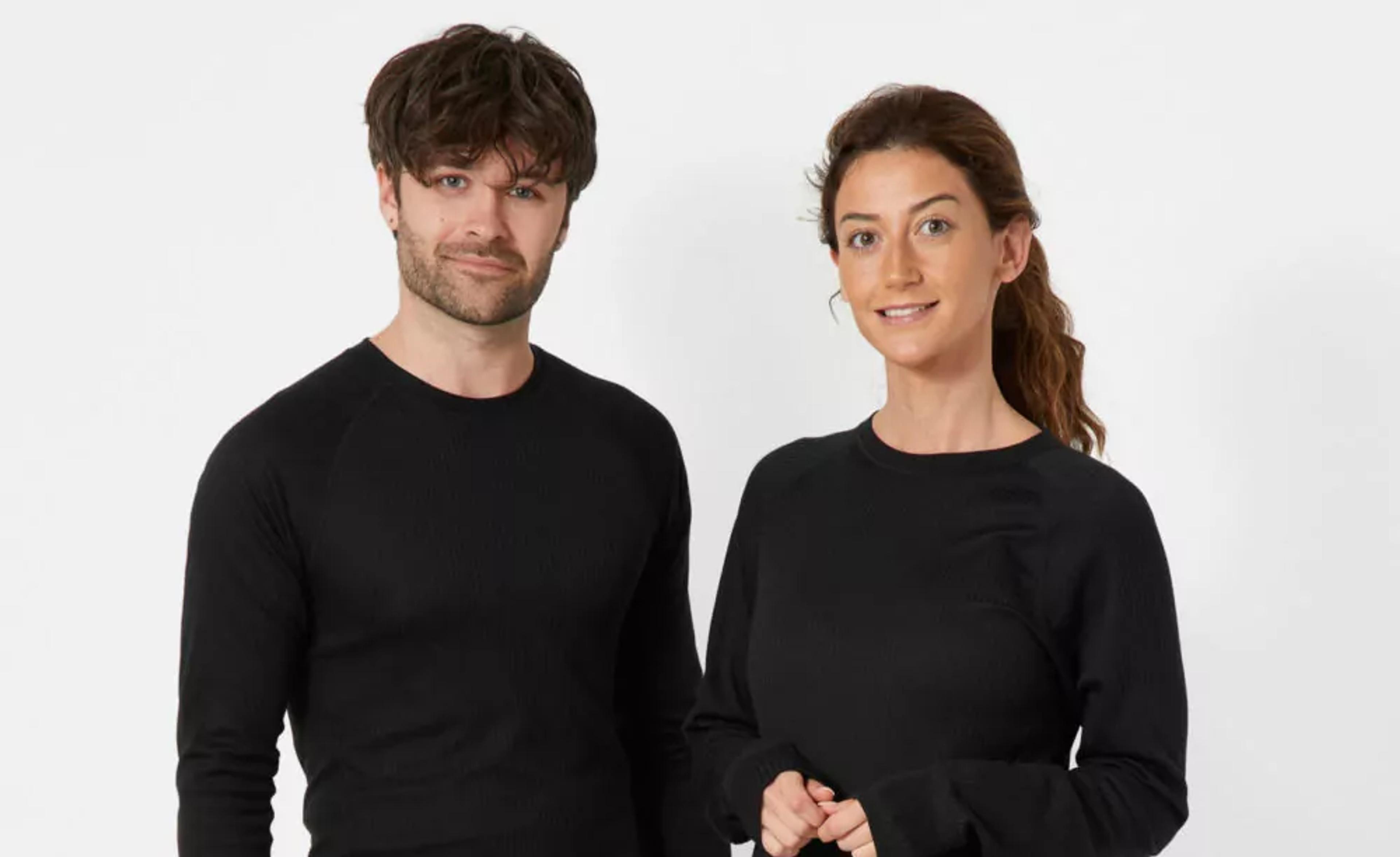 Två personer bär svarta, långärmade basplagg i en mjuk och följsam modell. Kläderna har ett enkelt och stilrent uttryck, anpassade för både vardag och aktivitet.