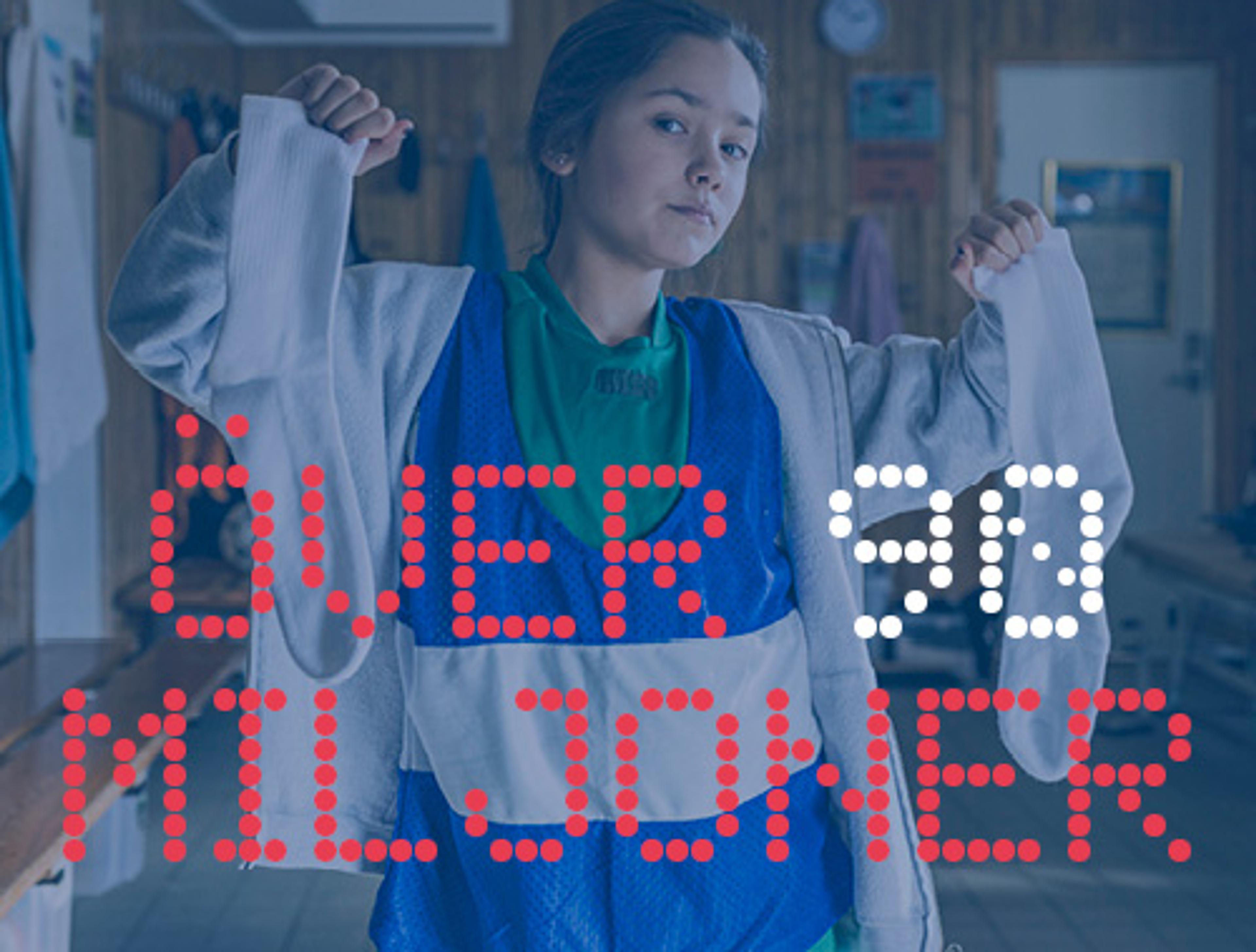 Ung person i skolmiljö som håller upp ärmarna på sin tröja, med texten "över 90 miljoner" i rött och vitt över bilden.