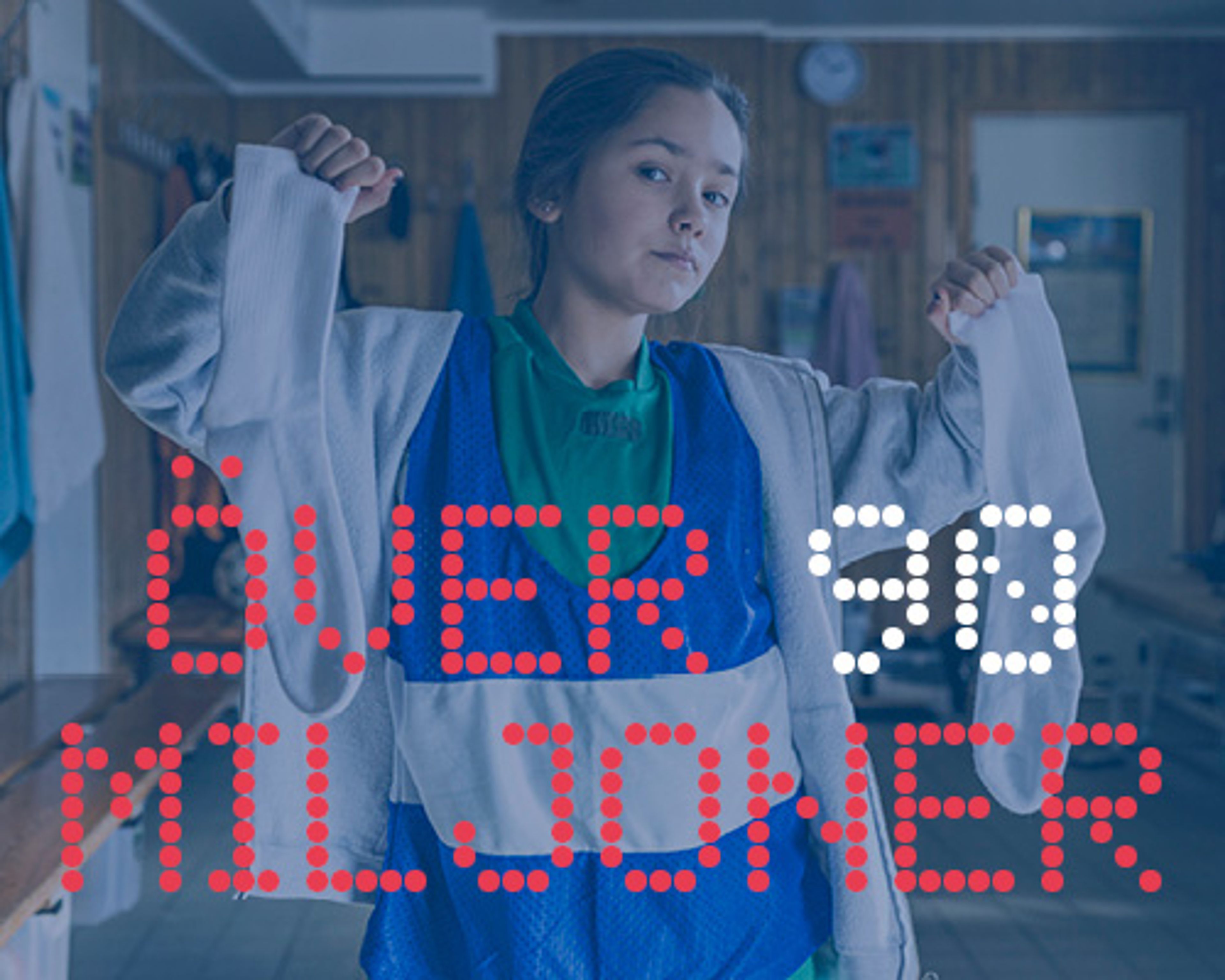 Ung person i skolmiljö som håller upp ärmarna på sin tröja, med texten "över 90 miljoner" i rött och vitt över bilden.